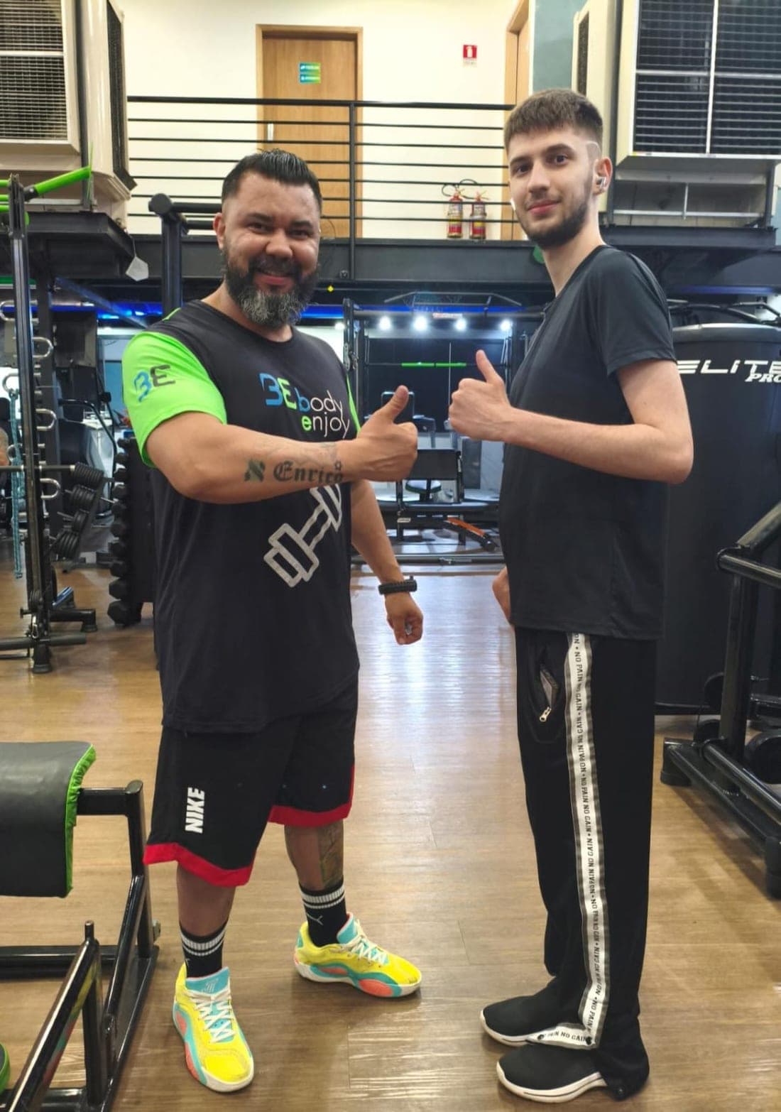 Alessandro Dantas em atendimento presencial com um aluno, na academia